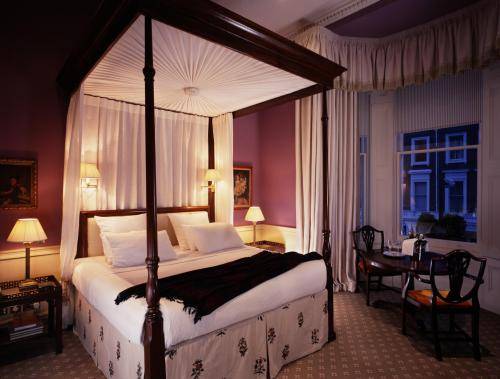 Four Poster The Cranley Hotel